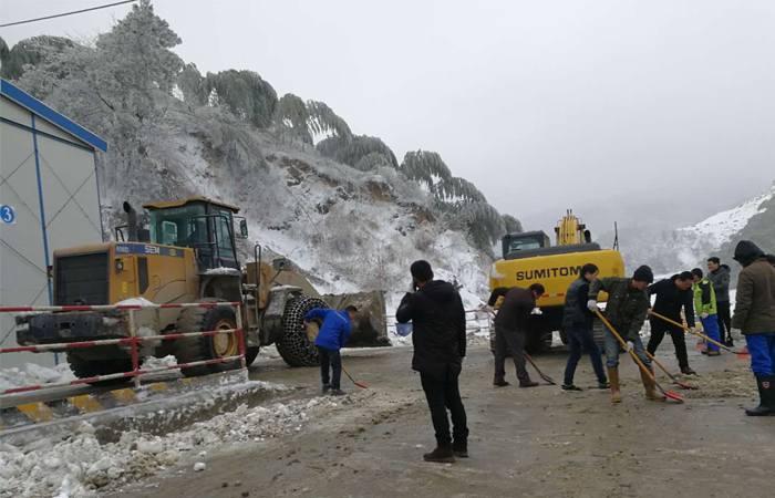 金寨项目员工积极除雪保安全